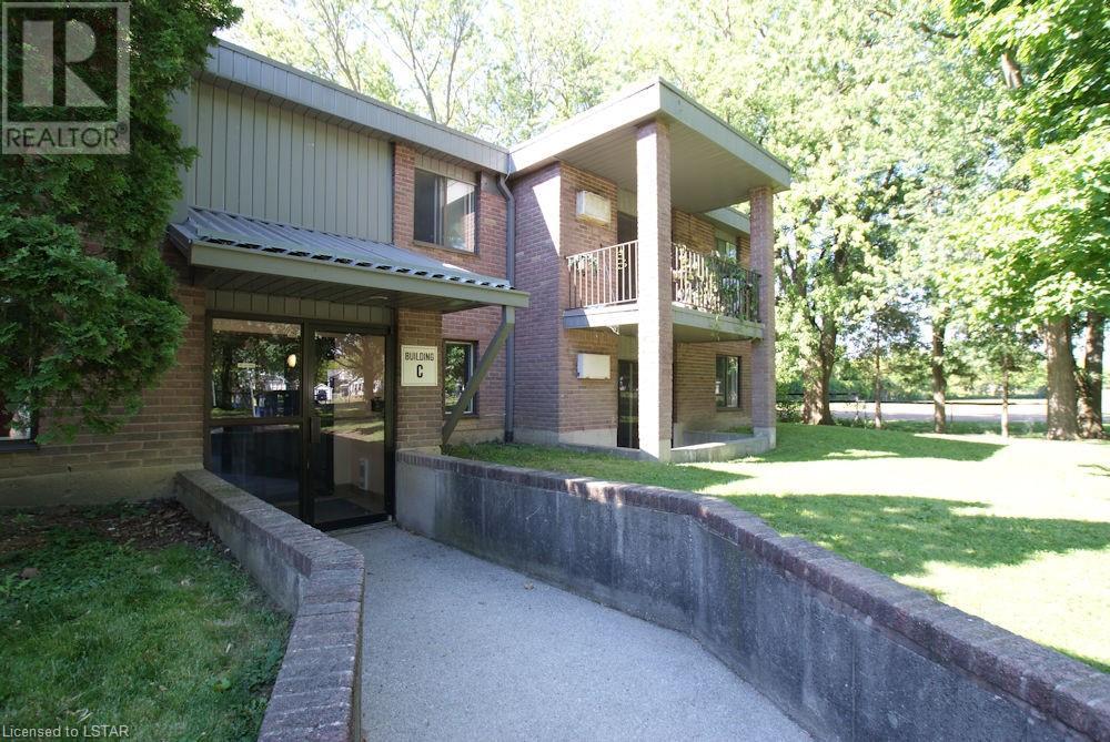 12 MONTGOMERY Drive Unit# C205, wallaceburg, Ontario